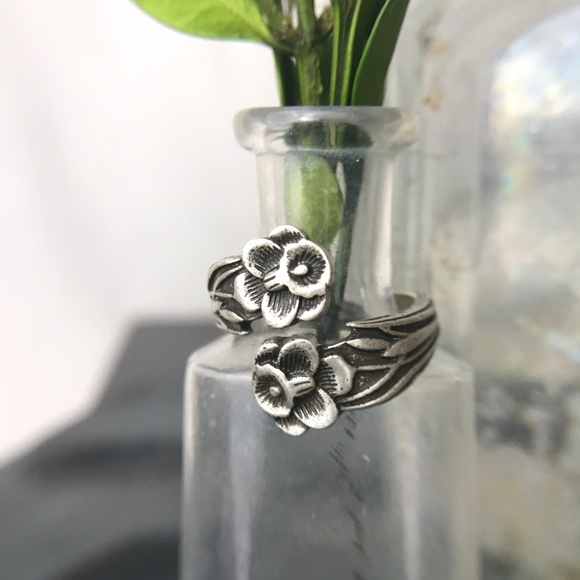 Daffodil Flower Spoon Ring Vintage Inspired - Picture 3 of 5
